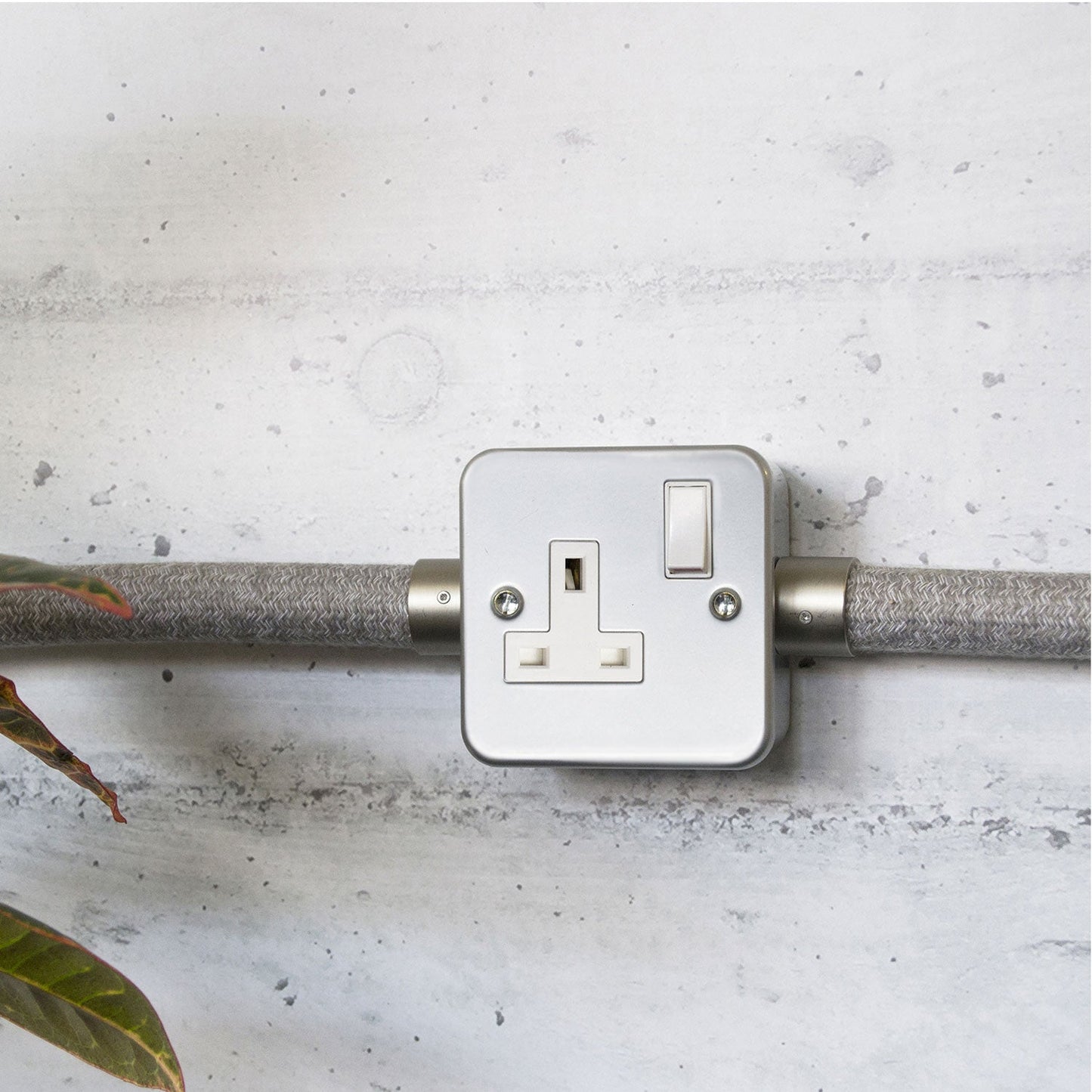 Scatola da parete in metallo con presa inglese e interruttore per Creative-Tube