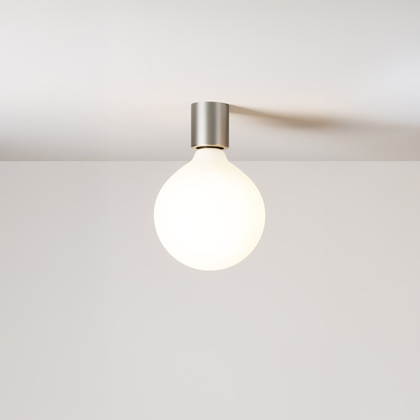 Wall light in metal with globe bulb porcelain effect