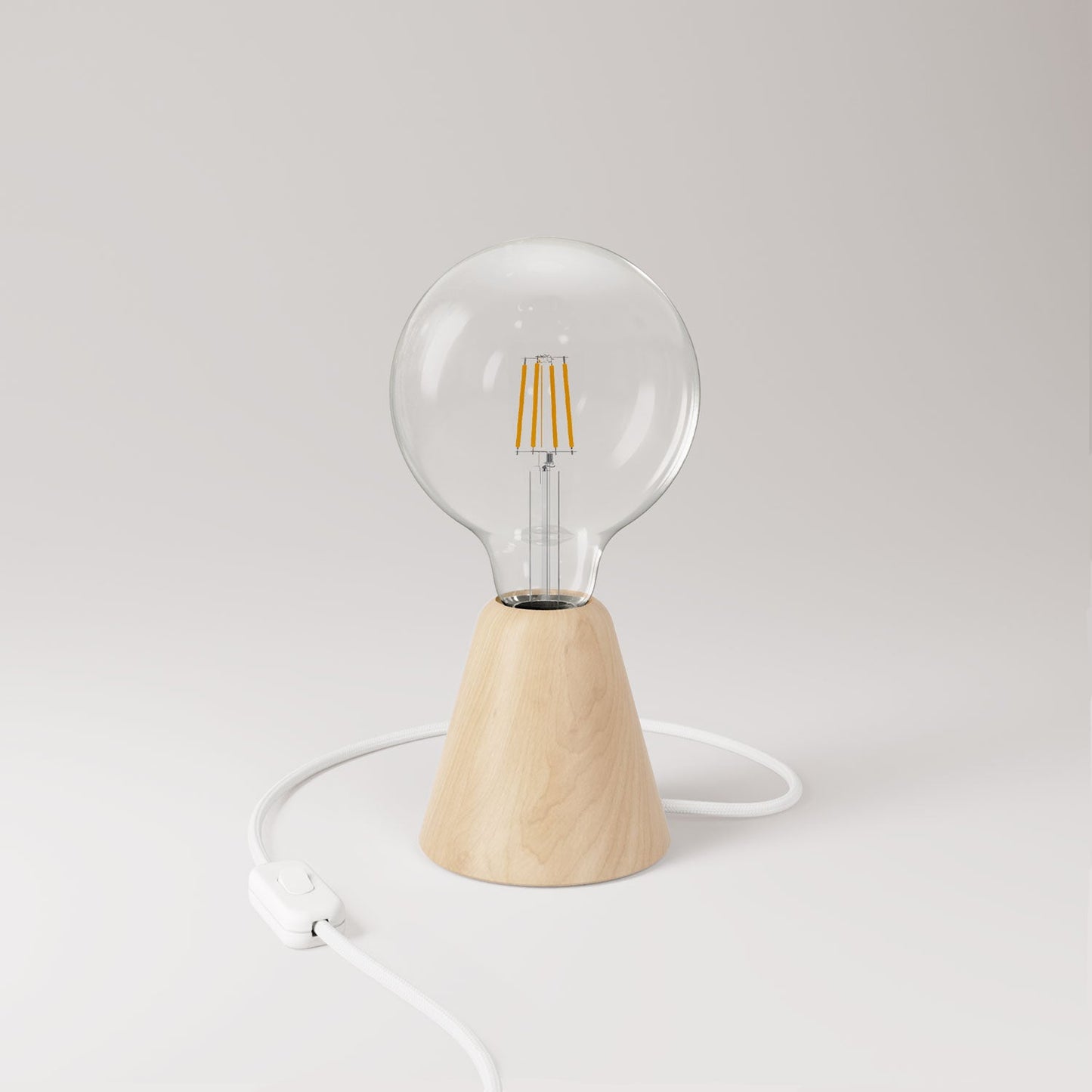 Lampada da tavolo con base in ontano, lampadina trasparente, cavo RM01 e spina UK