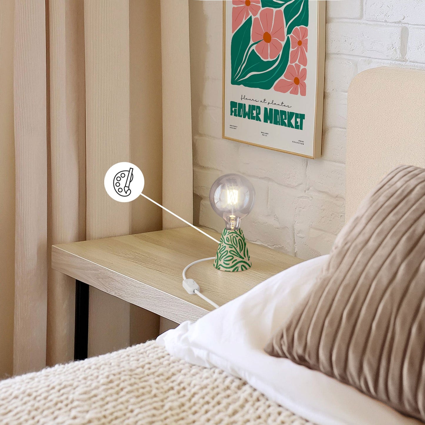 Lampada da tavolo con base in ontano, lampadina trasparente, cavo RM01 e spina UK