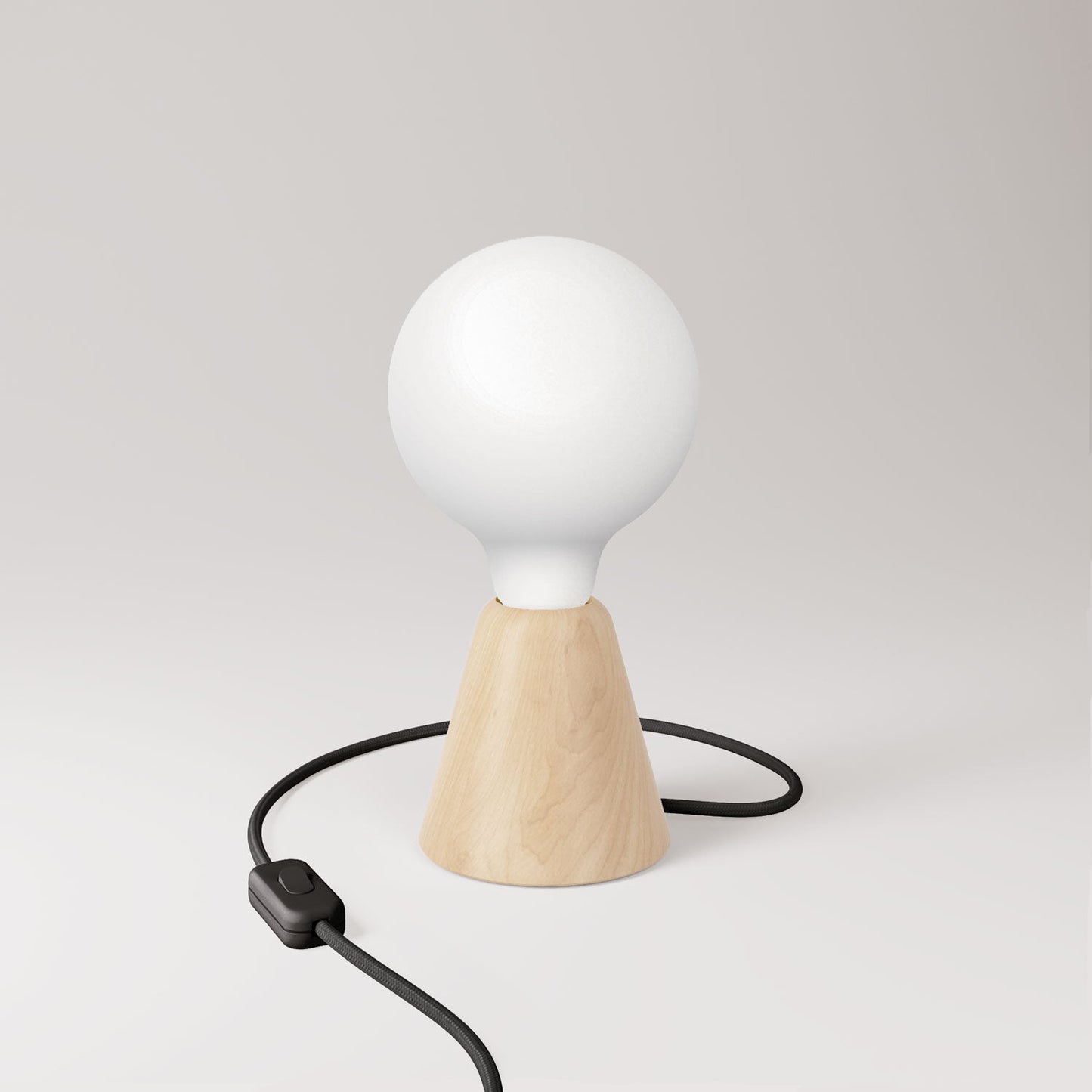 Lampada da tavolo con base in ontano, lampadina a effetto porcellana, cavo RM04 e spina UK