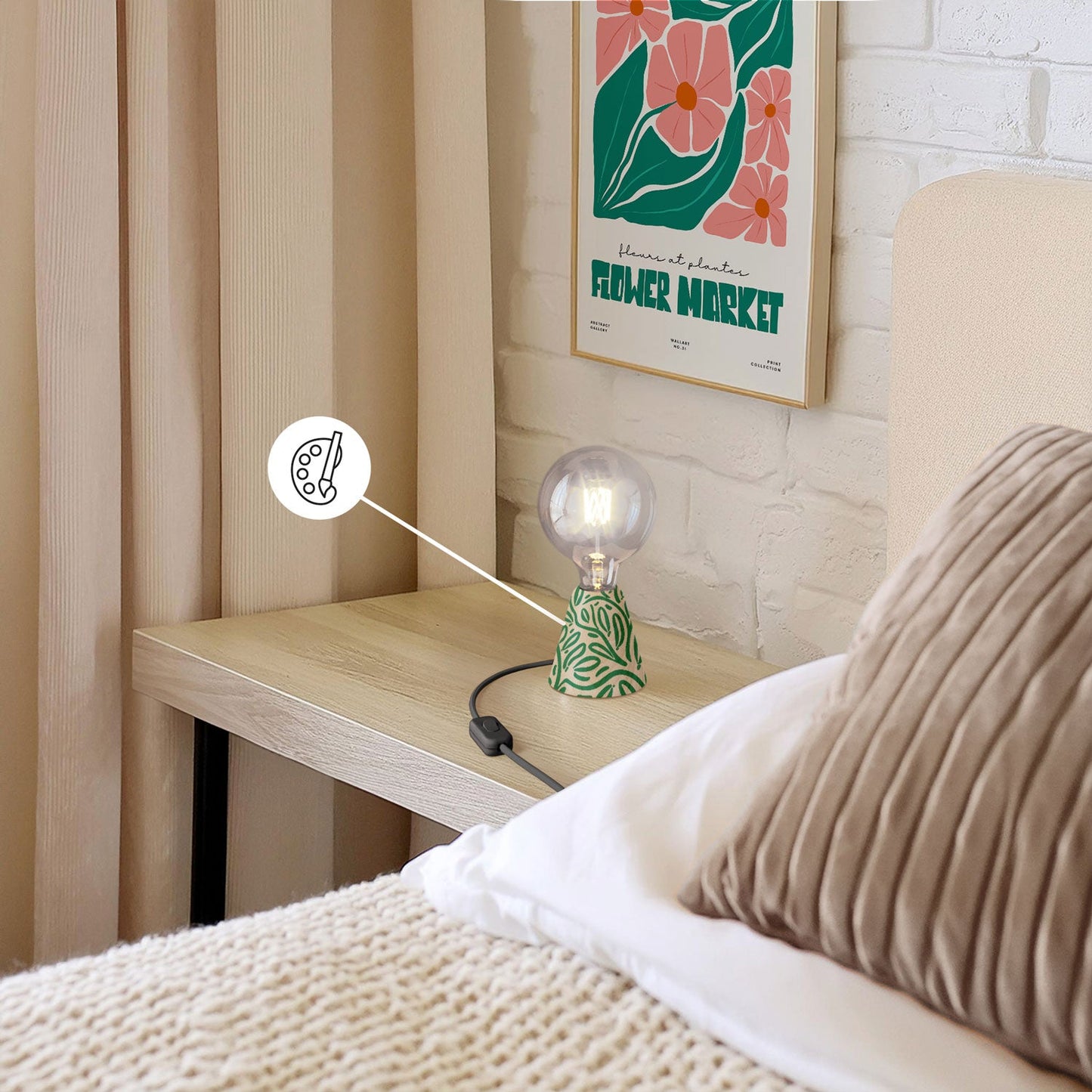 Lampada da tavolo con base in ontano, lampadina trasparente, cavo RM04 e spina UK