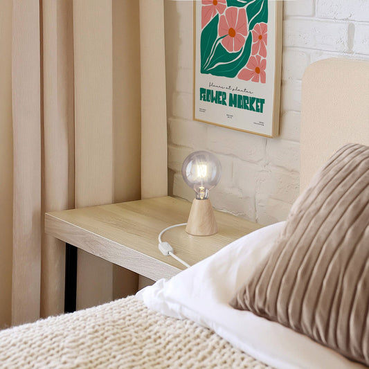 Lampada da tavolo con base in ontano, lampadina trasparente, cavo RM01 e spina EU